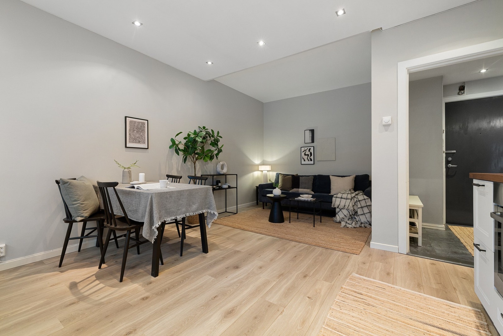 Leiligheten ligger fint i byggets 3. etasje og har en god planløsning. Galleribilde