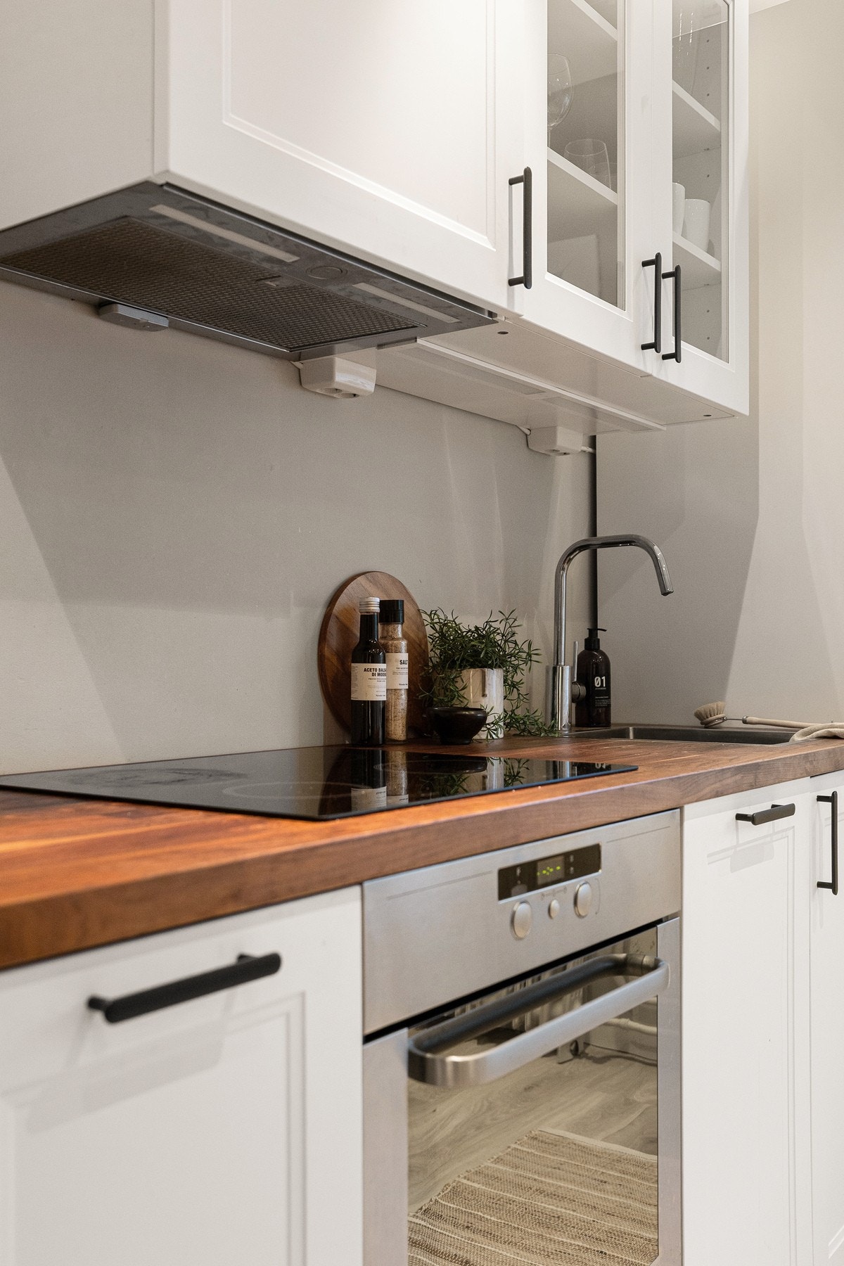 Integrerte hvitevarer: platetopp, stekeovn, oppvaskmaskin og kjøl-/fryseskap. Galleribilde