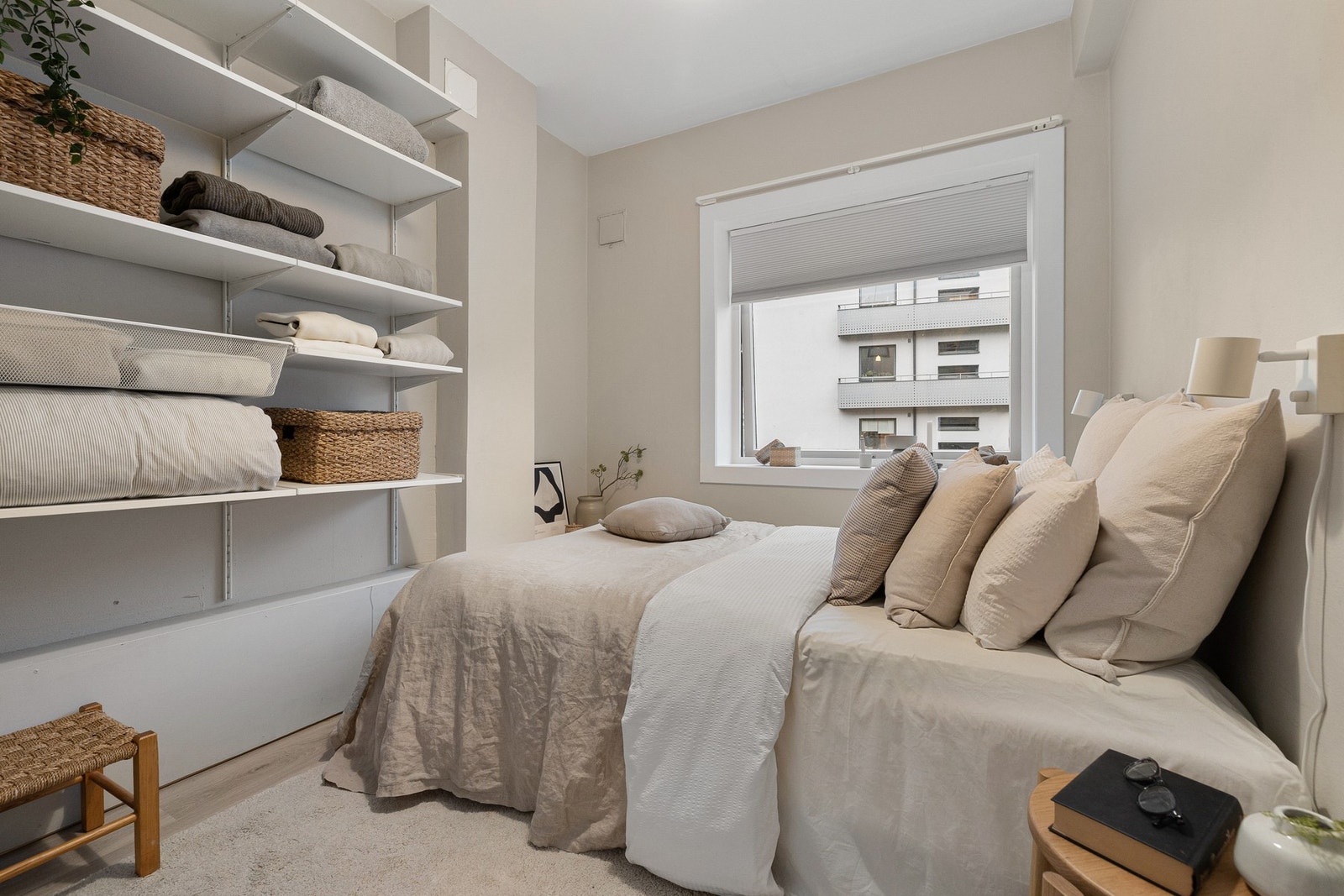 Lyst og innbydende soverom vendt mot rolige fellesarealer. Galleribilde