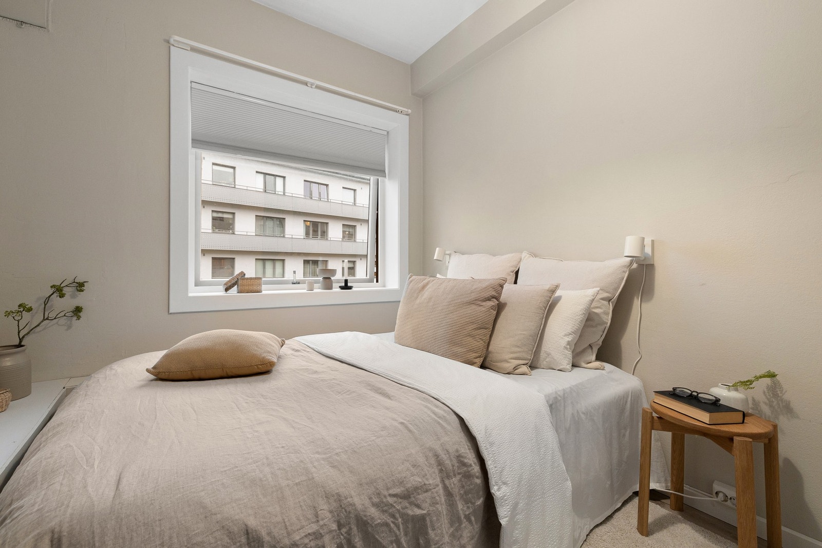 God plass til dobbeltseng, nattbord og garderobe. Galleribilde