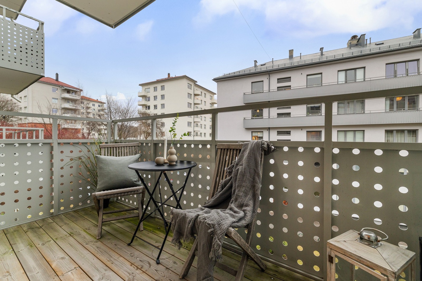 Lys og hyggelig 2-roms leilighet med solrik balkong vendt mot rolige fellesarealer. Galleribilde