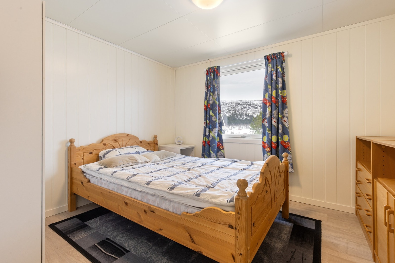 Soverom (tilbygg). Rommet er ikke byggemeldt til Meløy kommune. Se pkt. "Innhold" i salgsoppgave. Galleribilde