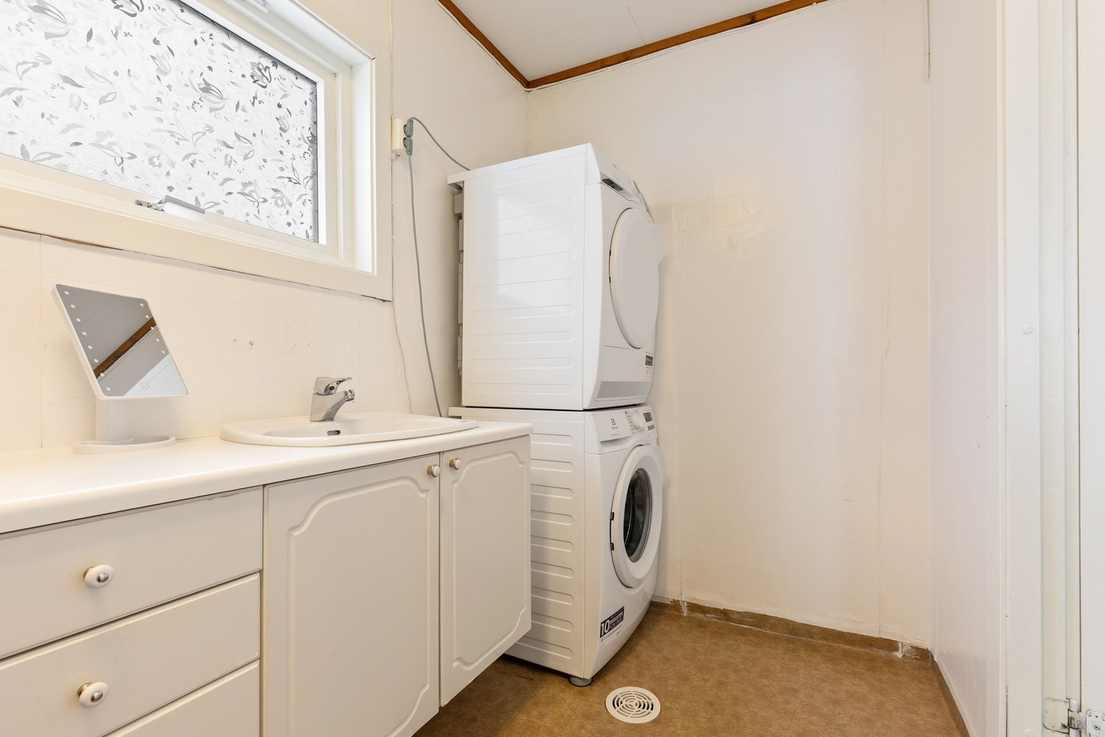 Badet er innredet med dusjkabinett fra 2021, wc, innredning med servant og opplegg for vaskemaskin. Galleribilde