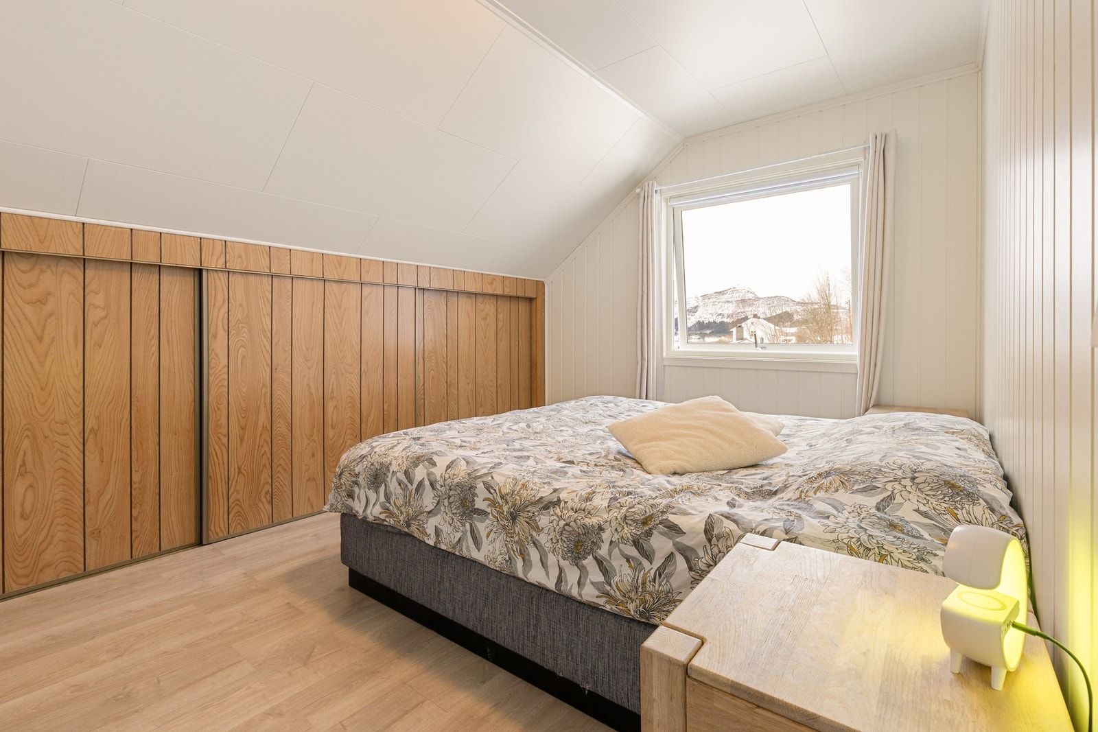 Soverom 1 med integrert garderobeskap med skyvedører, der det er god plass til oppbevaring. Galleribilde