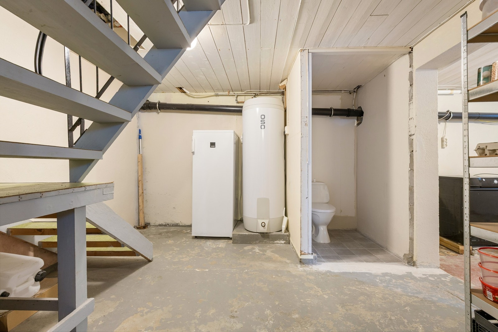 Varmtvannsberederen er plassert i kjeller og er fra 2023. Galleribilde