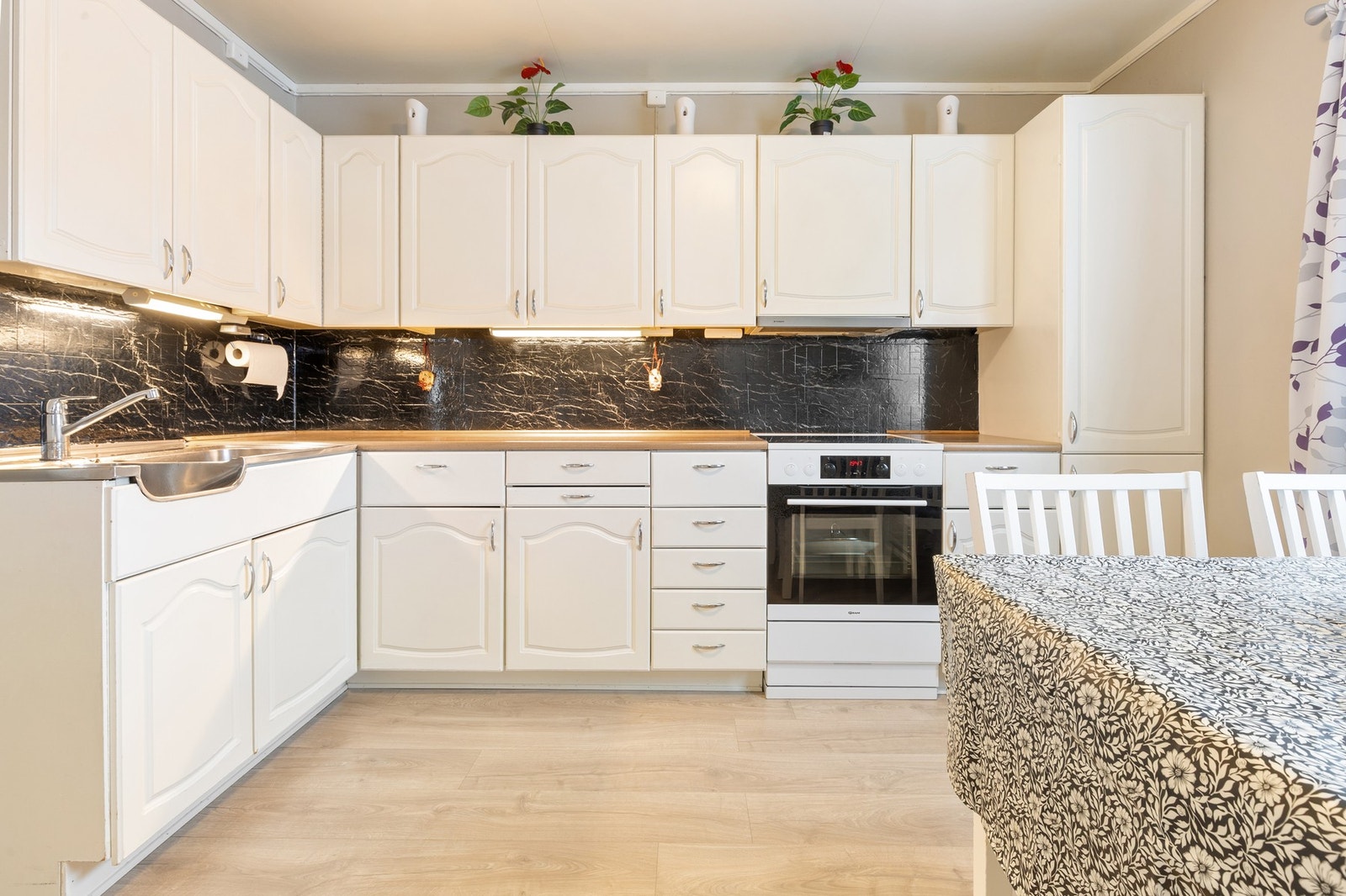 Det er etablert komfyrvakt på vegg over komfyrvakt samt ventilator med avtrekk ut. Galleribilde