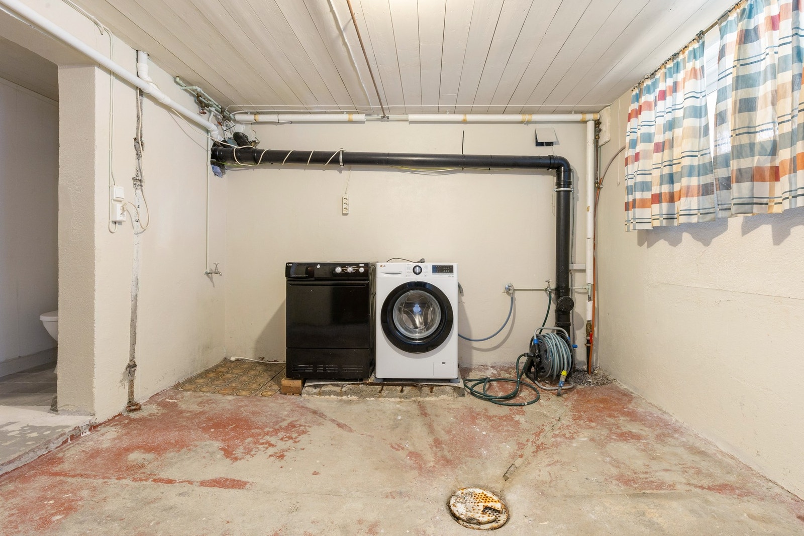 I 2021 ble vann- og avløpsledninger oppgradert og byttet i store deler av boligen, oppgradert sikringsskap, ny drenering på tre vegger, satt opp mur og lagd parkering. Galleribilde