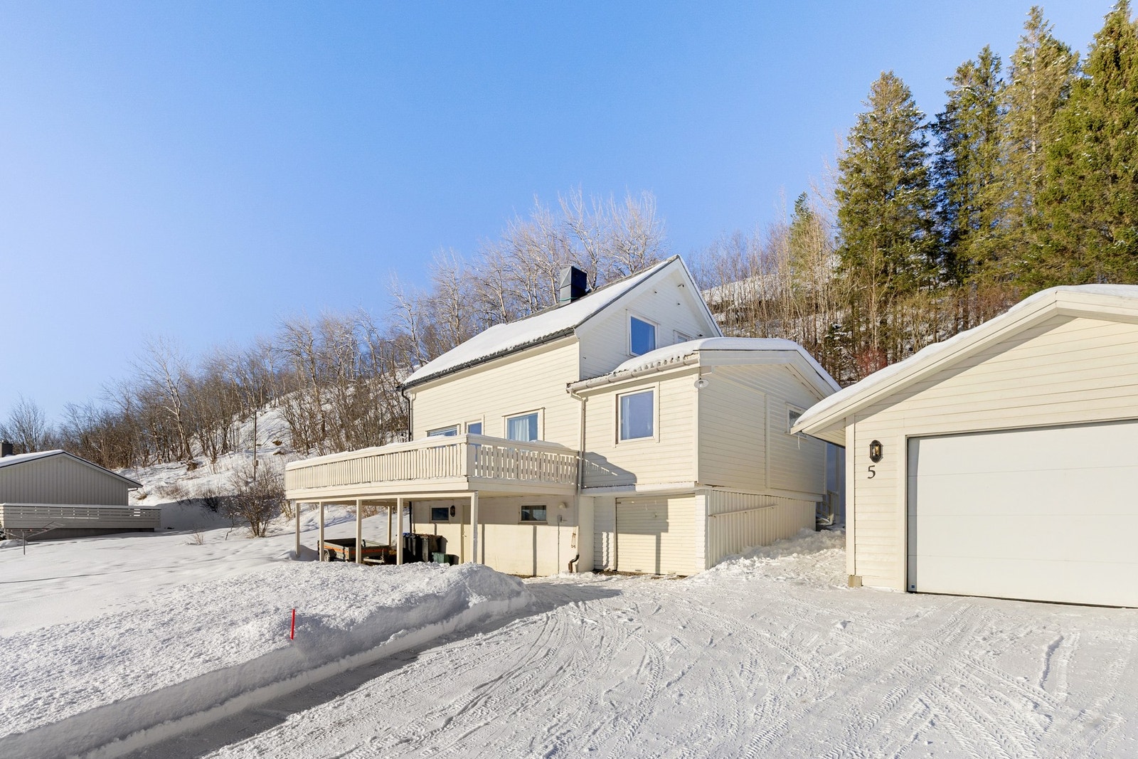 Parkering i garasje som ble bygd i 2022 samt på gruset parkeringsareal. Galleribilde