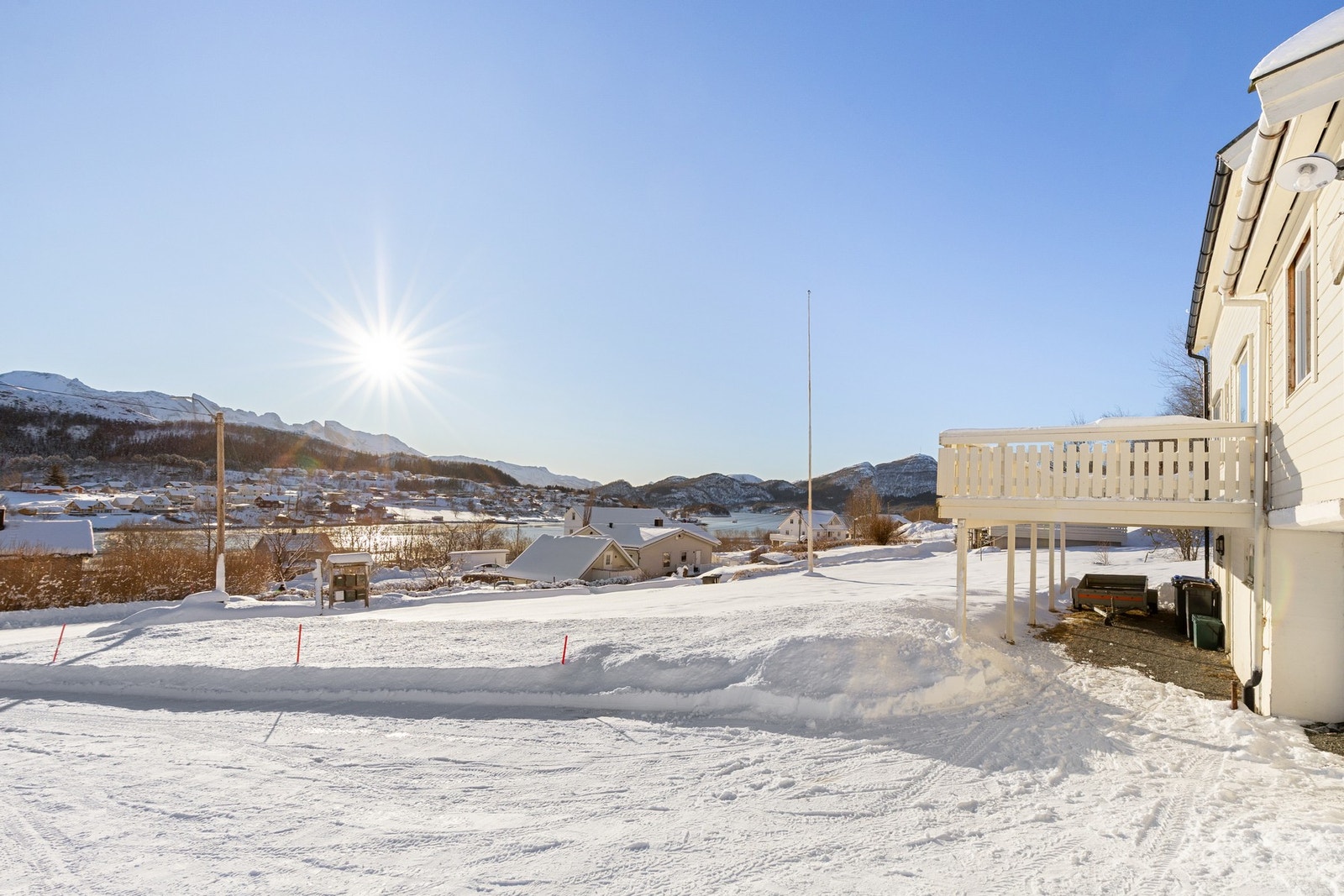 Det er et familievennlig område med kort vei til skoler og barnehager, og holdeplass for offentlig transport ligger like ved boligen. Galleribilde