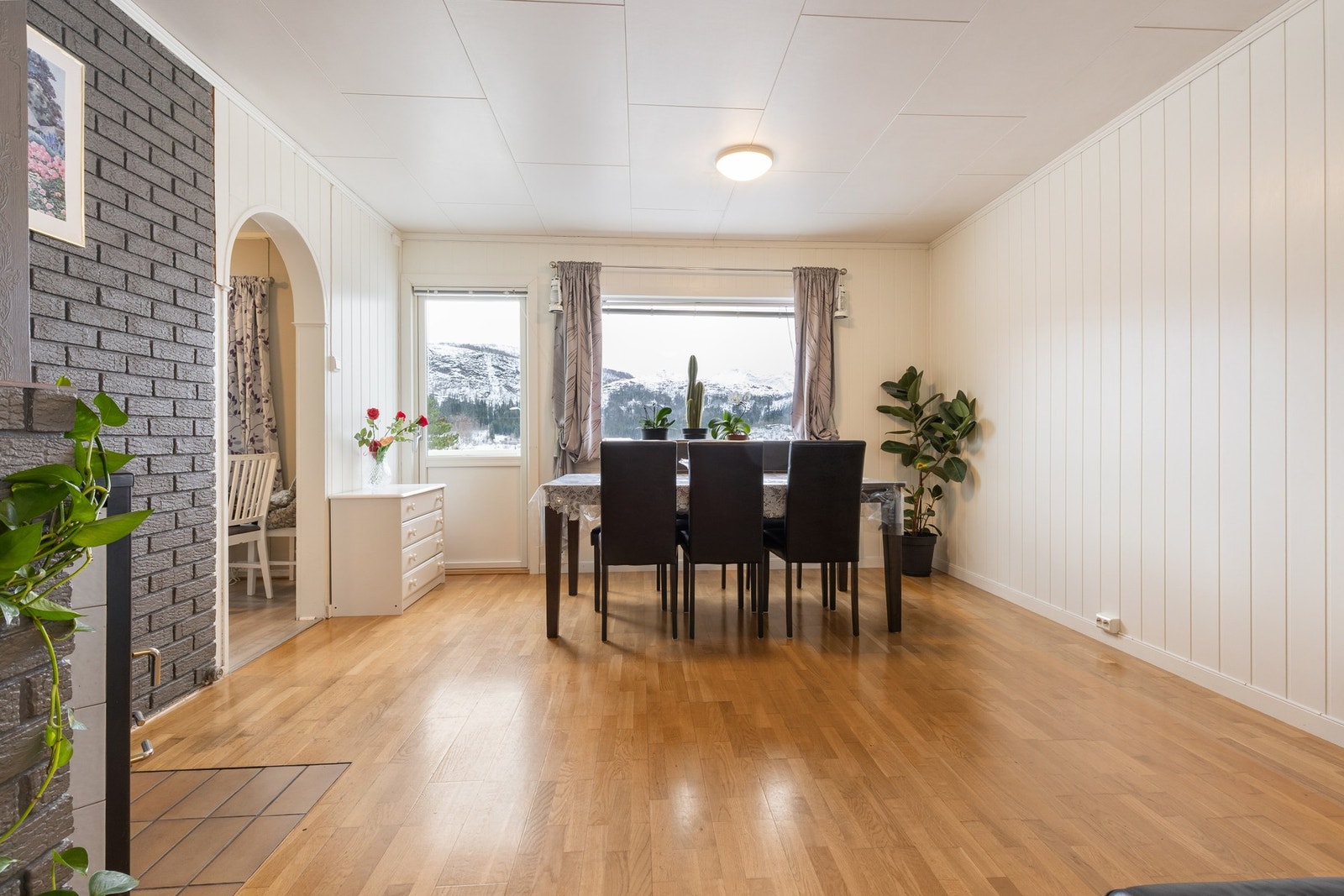 Lys og koselig stue med rikelig naturlig lysinnslipp fra store vindusflater. Galleribilde