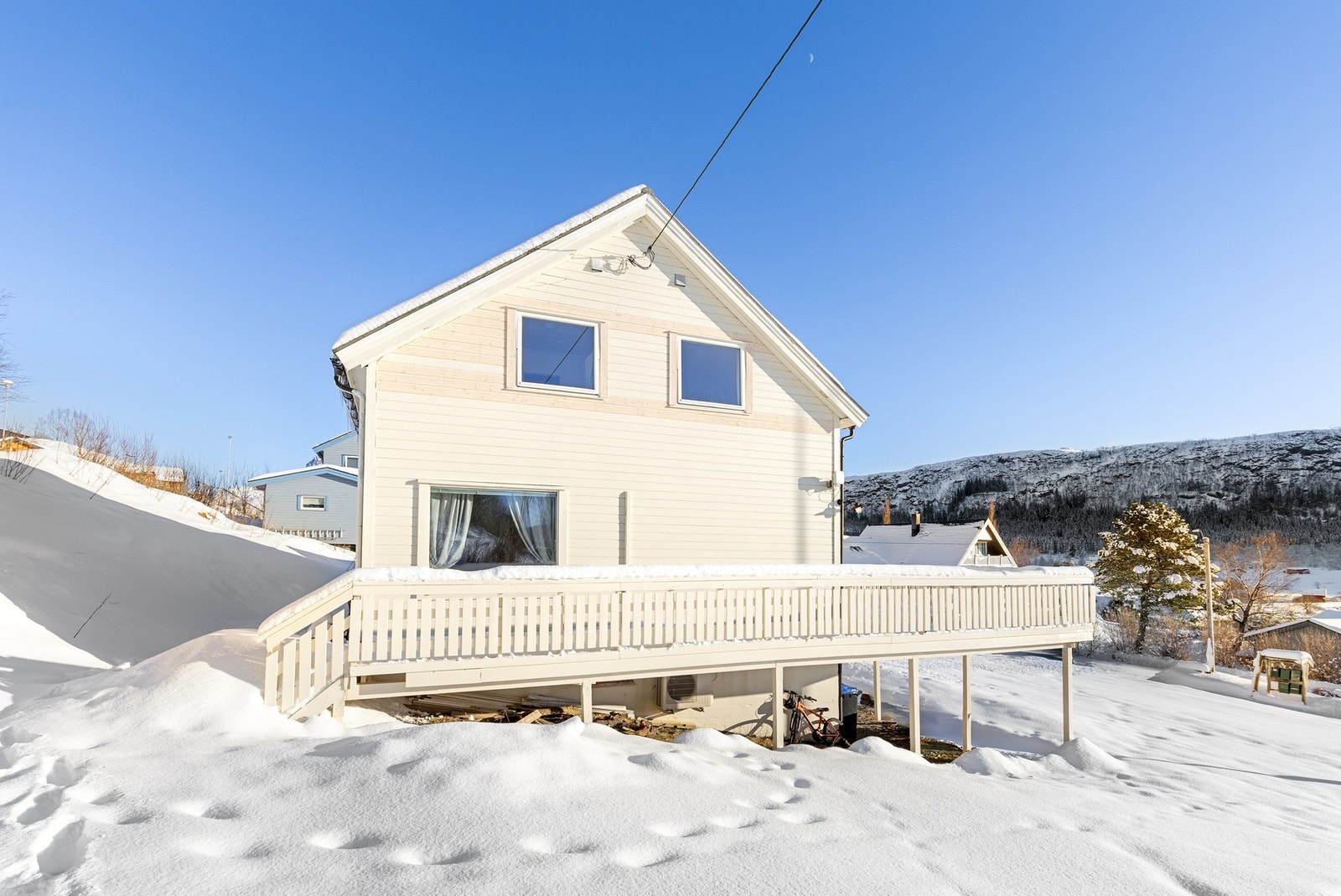 Eiendommen ligger ca. 2 km fra kommunesenteret på Ørnes der man finner en rekke ulike fasiliteter som blant annet butikker, apotek og vinmonopol. Galleribilde