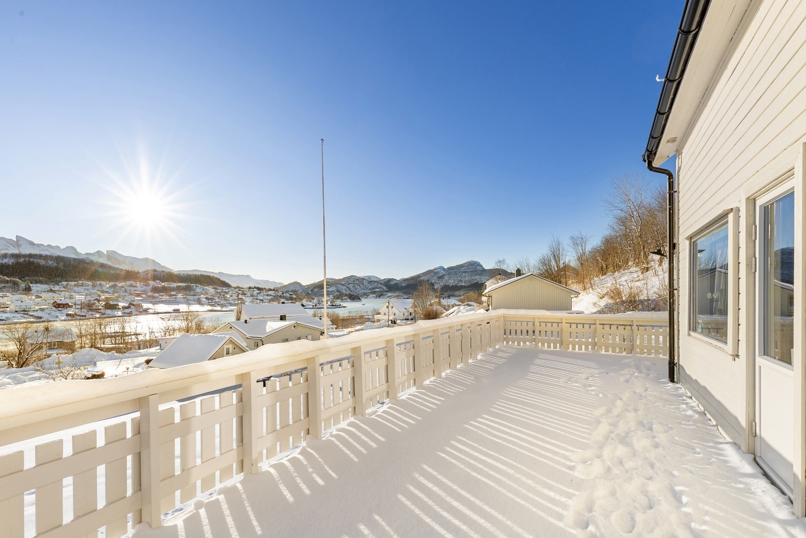 Attraktiv, familievennlig beliggenhet i et stille og rolig nabolag med trygg og kort skolevei. Galleribilde