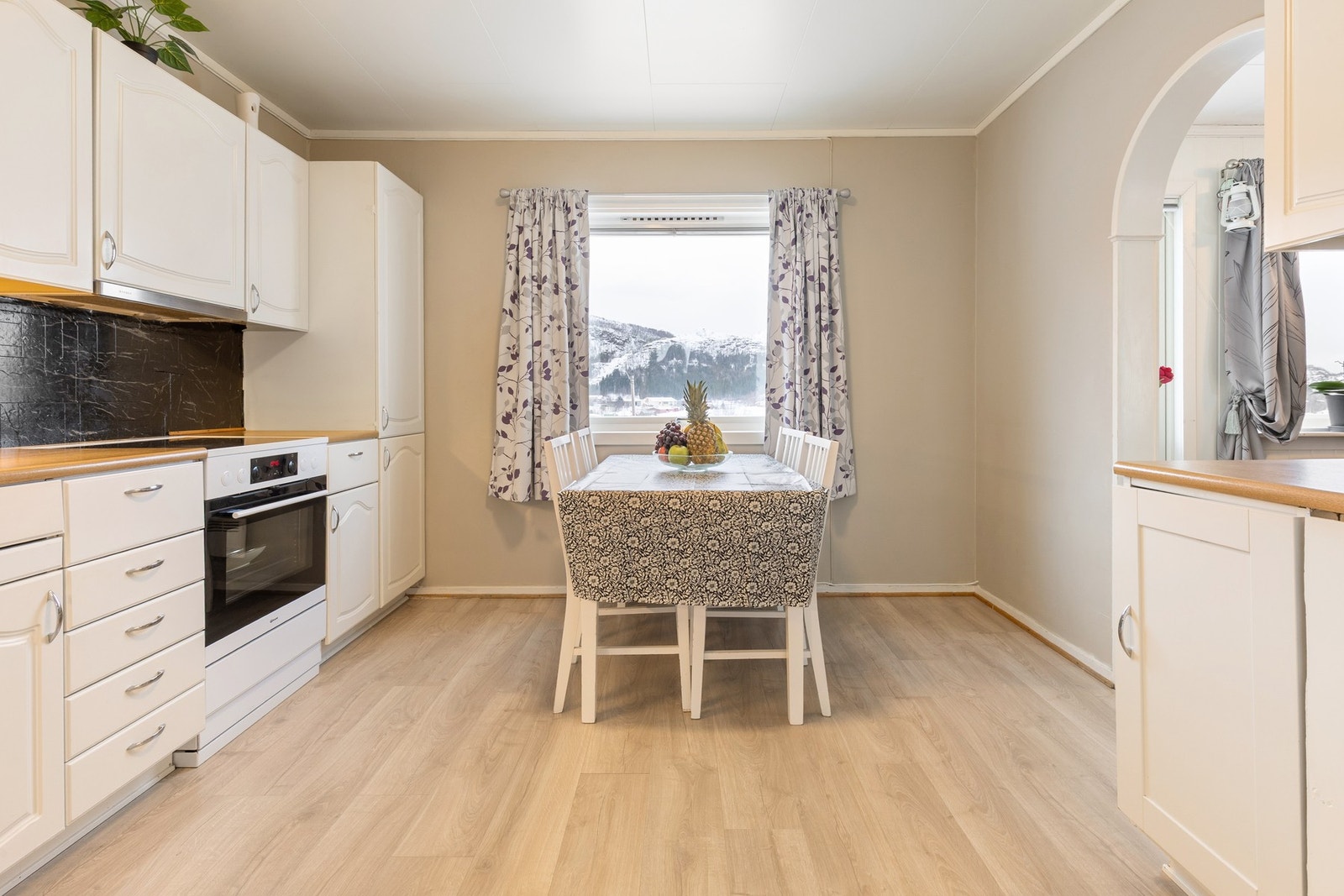 Det er en delvis lukket stue/kjøkken løsning med god plass til sitte- og spisegruppe. Galleribilde