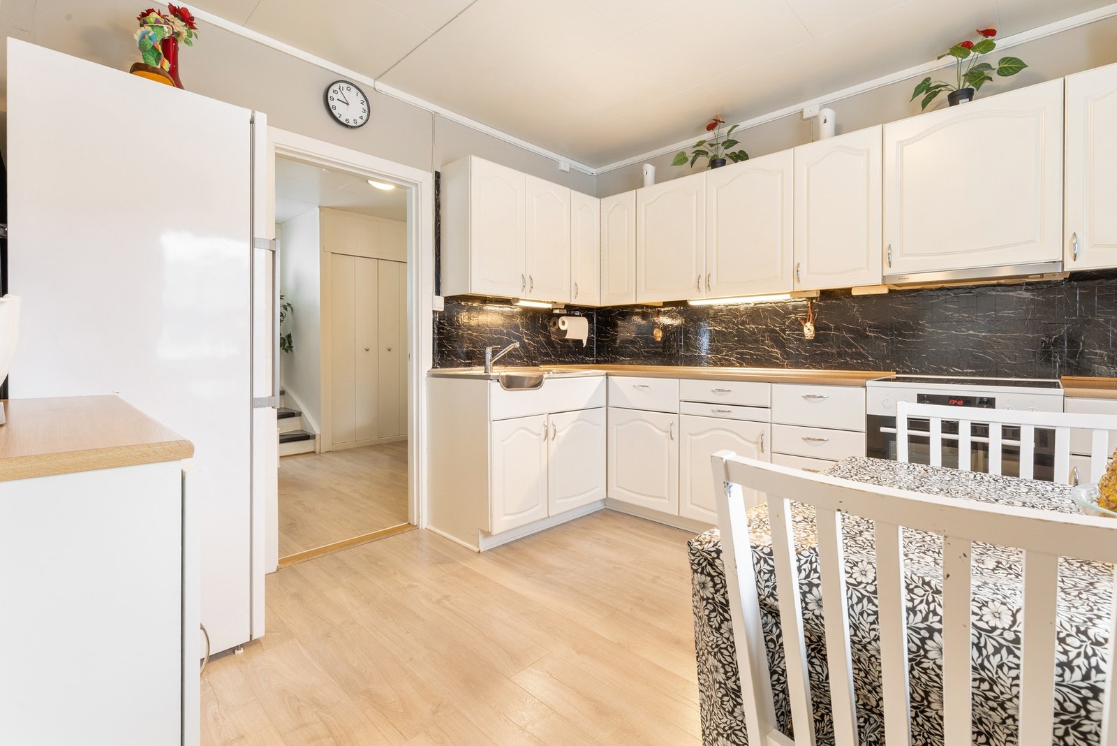 Kjøkkenet er utbygget med god skap- og benkeplass med innredning i profilerte, malte fronter. Galleribilde