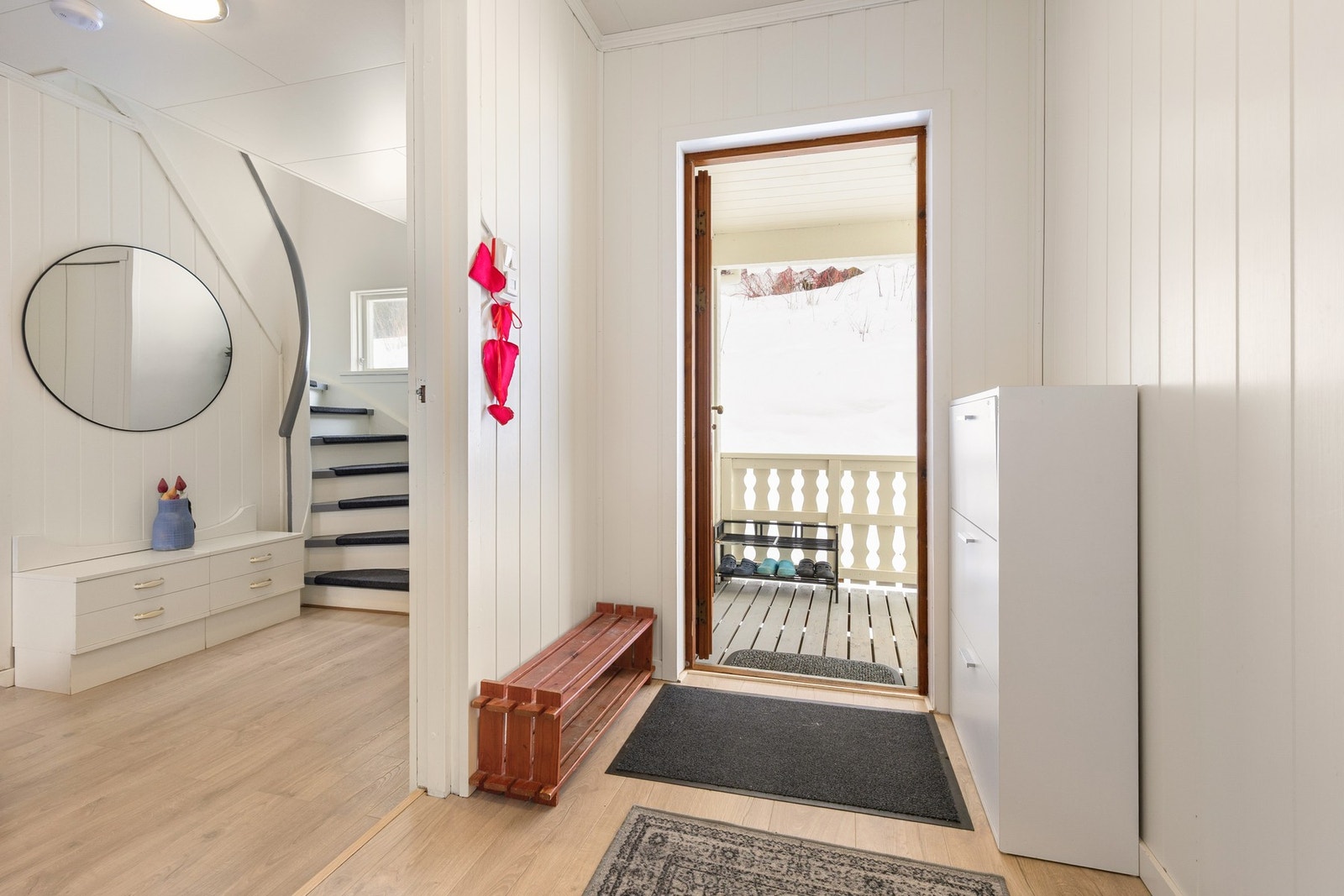 Praktisk entré med plass til kommode, skohylle og diverse klesoppbevaring Galleribilde