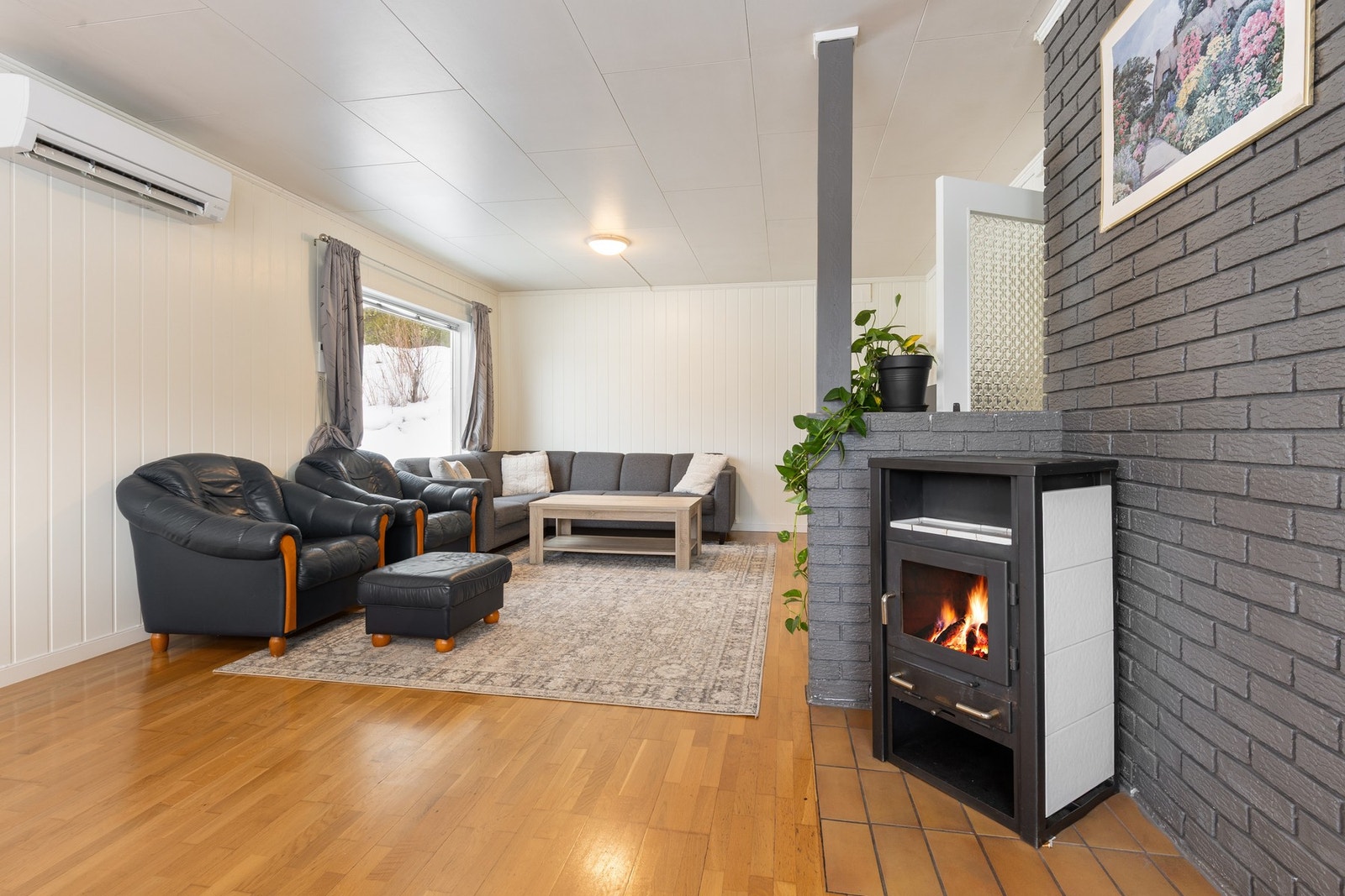 I stua er det etablert varmepumpe fra 2022 og vedovn som sikrer god komfort. Galleribilde