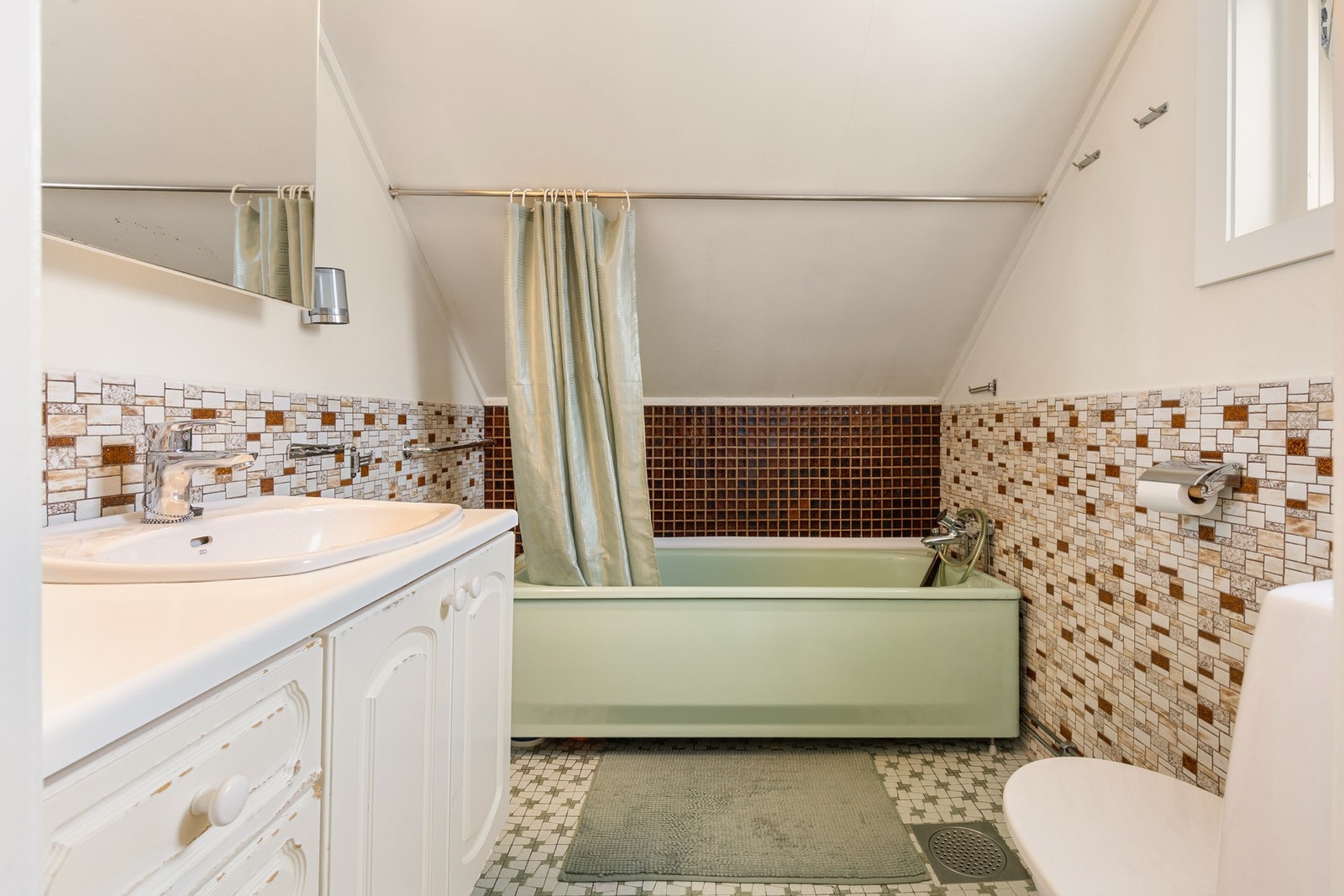 Badet har flislagt gulv, flis/malte veggplater på vegger og standard himlingsplater. Galleribilde