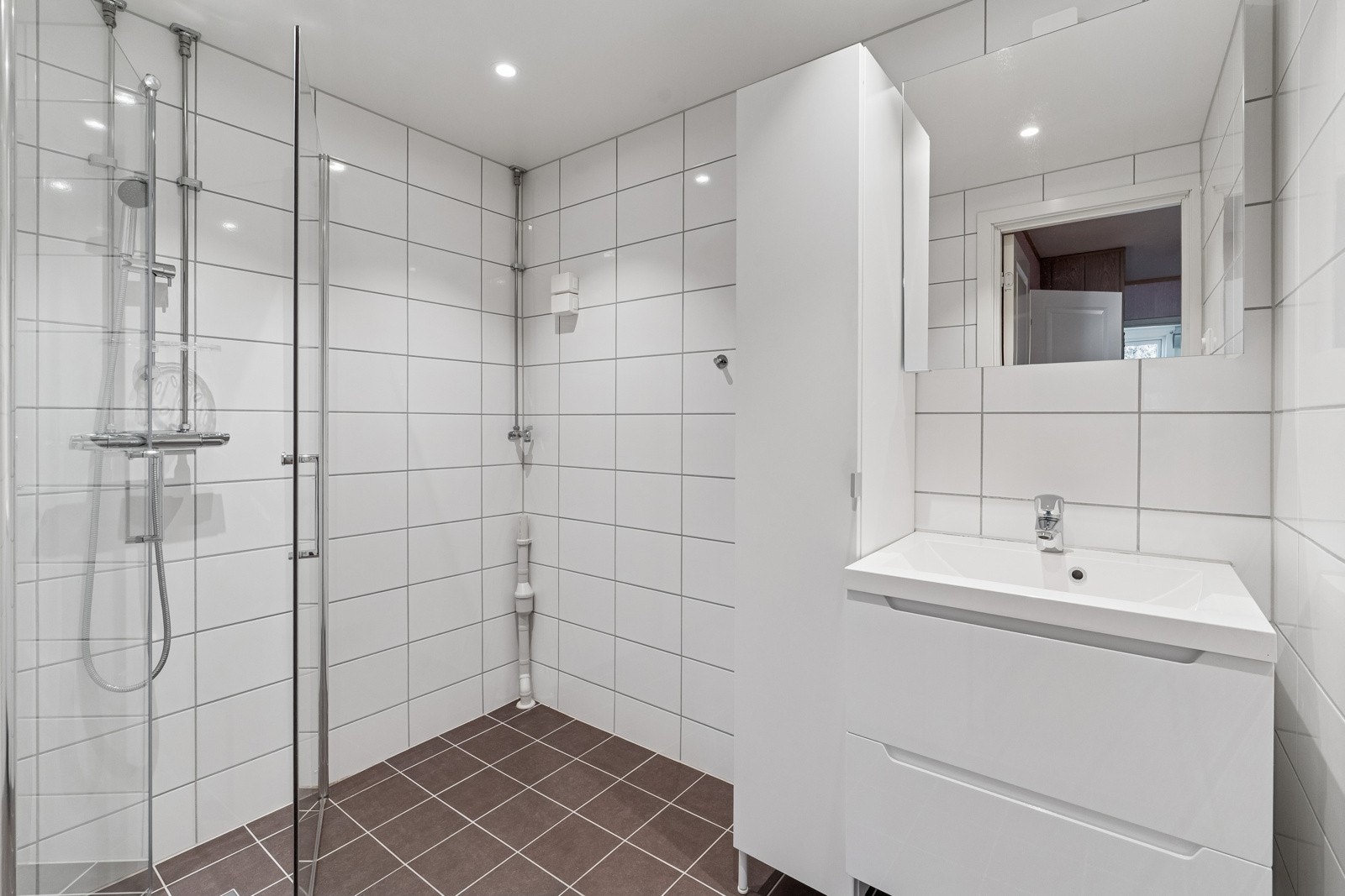 Pent flislagt bad med varmekabler og downlights i regi borettslaget i 2019 Galleribilde