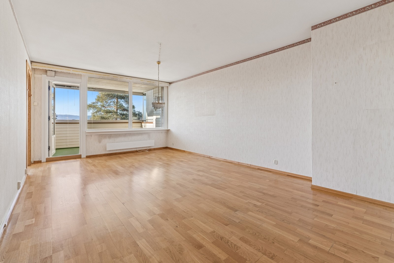 Stor stue med god plass til sofagruppe og spiseplass Galleribilde