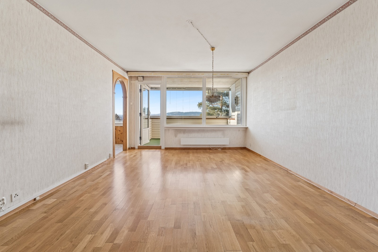 Stue - store vinduer gir godt med naturlig lys Galleribilde