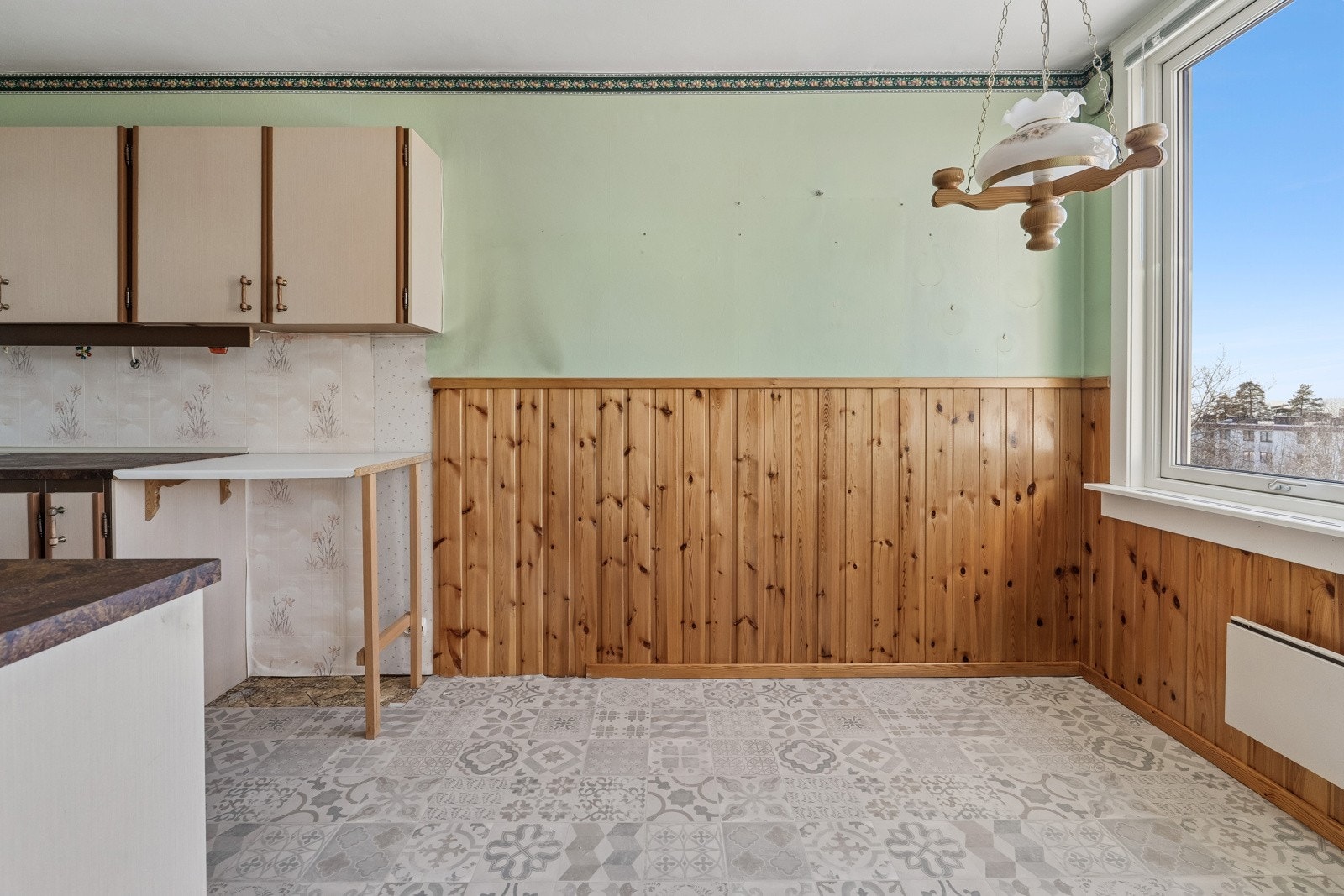 Kjøkken med spiseplass og utsikt Galleribilde