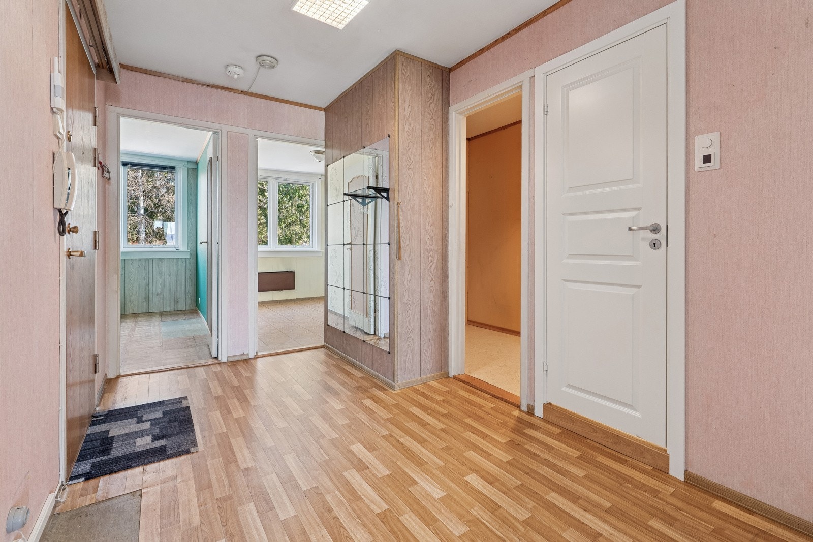 Entré med porttelefon og inngang bod/garderobe Galleribilde