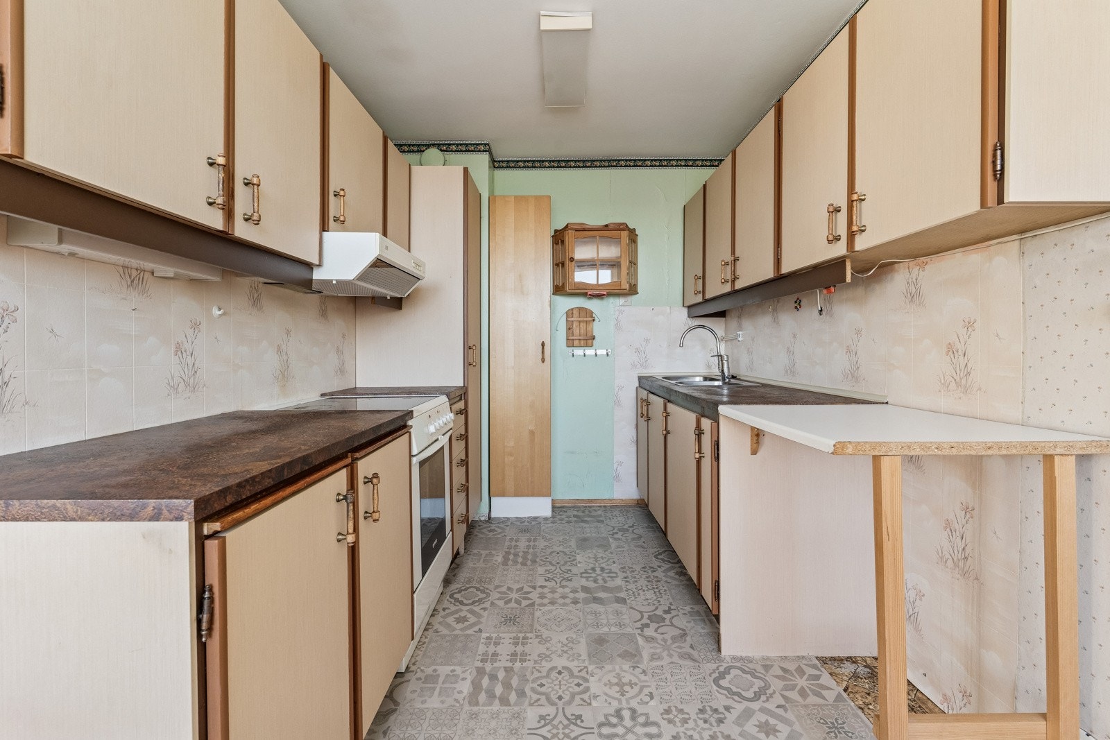 Kjøkken - godt med skap- og benkplass Galleribilde