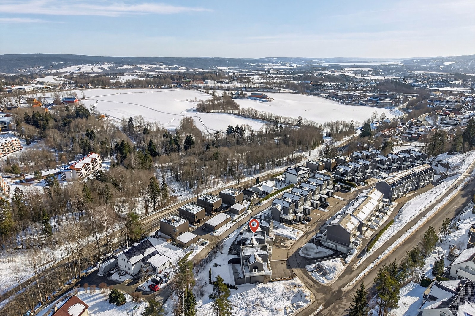 Kort vei til skoler og barnehager. Brånås skole ligger kun 6 min gange unna og Skolsegglia barnehage (500 m). Galleribilde