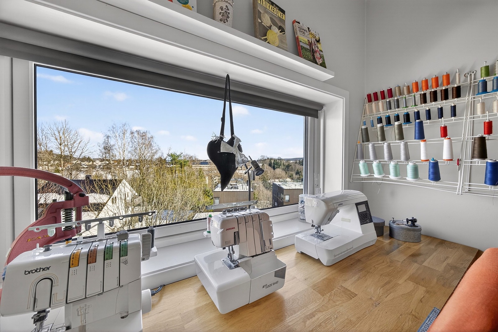 Rommene egner seg godt som barnerom, gjesterom, hobbyrom eller hjemmekontor. Galleribilde