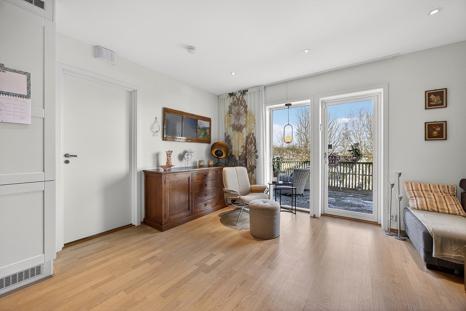 Lys og innbydende stue med store vindusflater som slipper inn rikelig med naturlig lys. Galleribilde