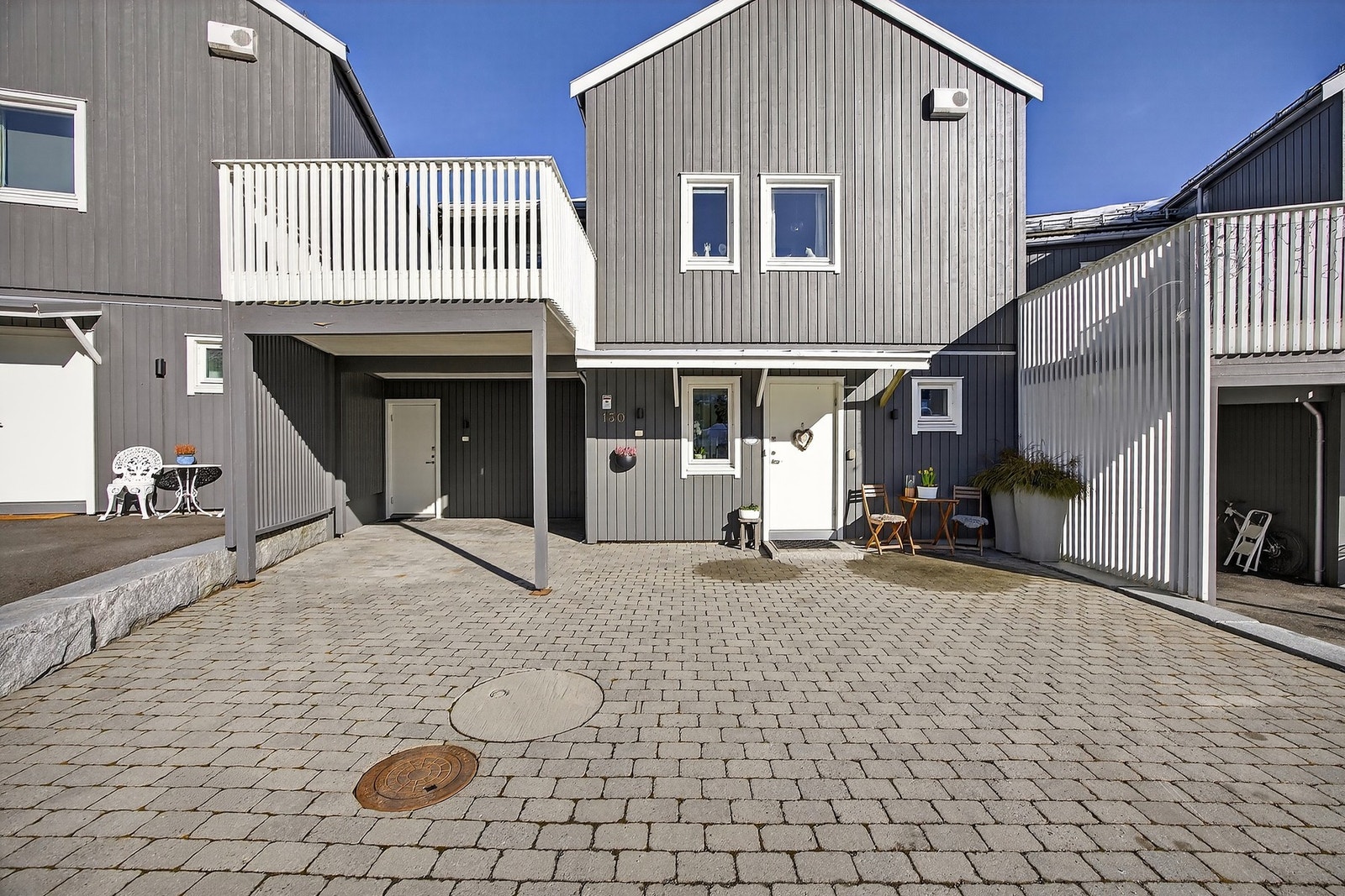 Biloppstillingsplass på gårdsplass, samt i carport. Galleribilde