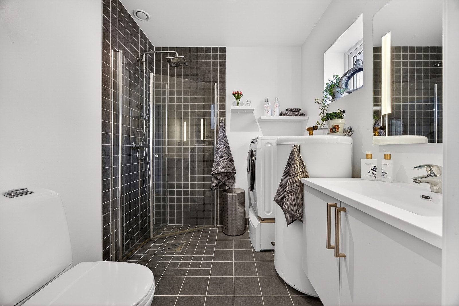 Badet fremstår delikat og er utstyrt med gulvvarme. Galleribilde