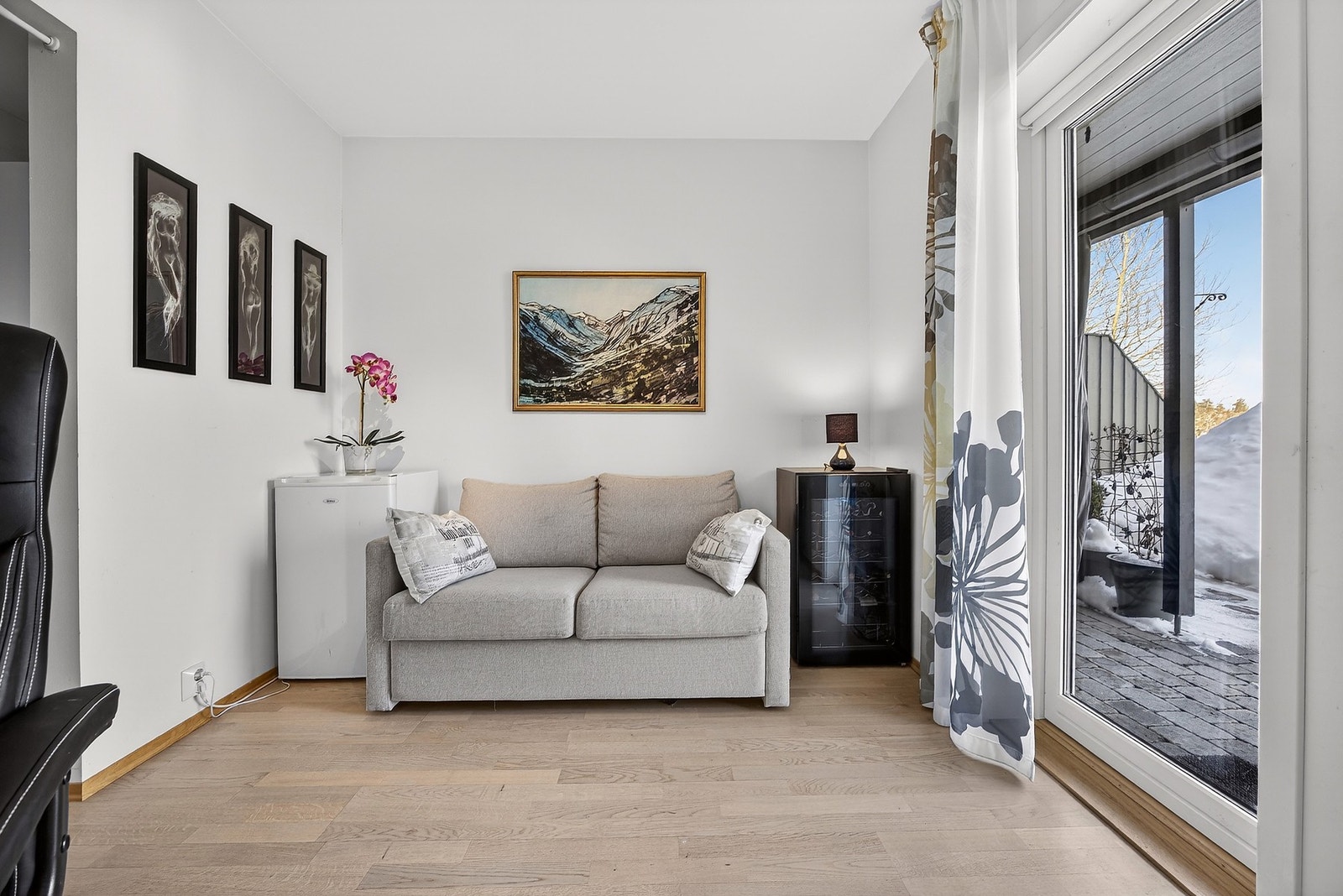 Soverommet i 1. etasje har plass til seng og har i tillegg tilgang til en praktisk innvendig bod. Galleribilde