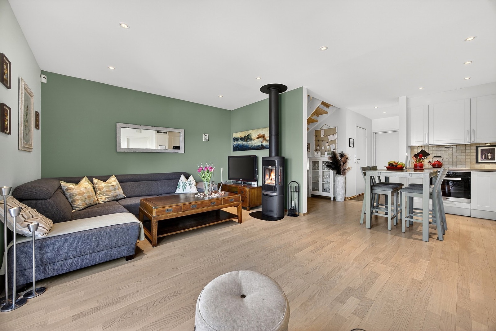 En innholdsrik og familievennlig bolig beliggende i et etablert og barnevennlig boligområde på Brånåsen ved Skedsmokorset, i Lillestrøm kommune. Galleribilde