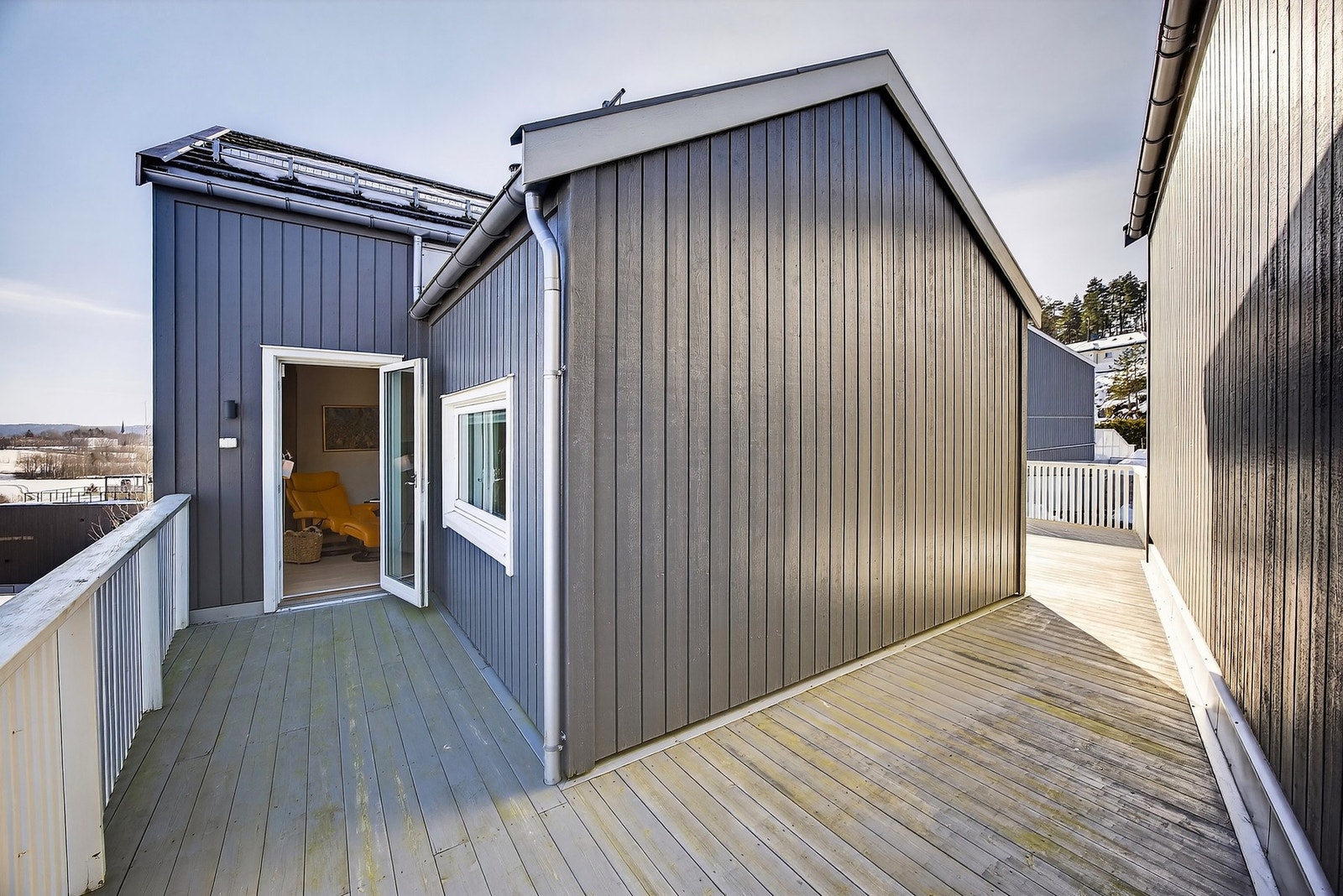 Fra loftstuen og hovedsoverommet er det utgang til en sydvendt veranda på ca. 32 kvm. Galleribilde