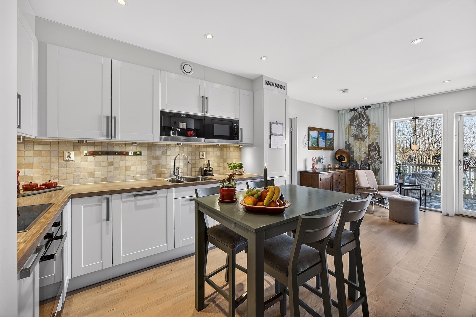 I forkant av kjøkkenet er det fin plass til en hyggelig spisegruppe. Galleribilde