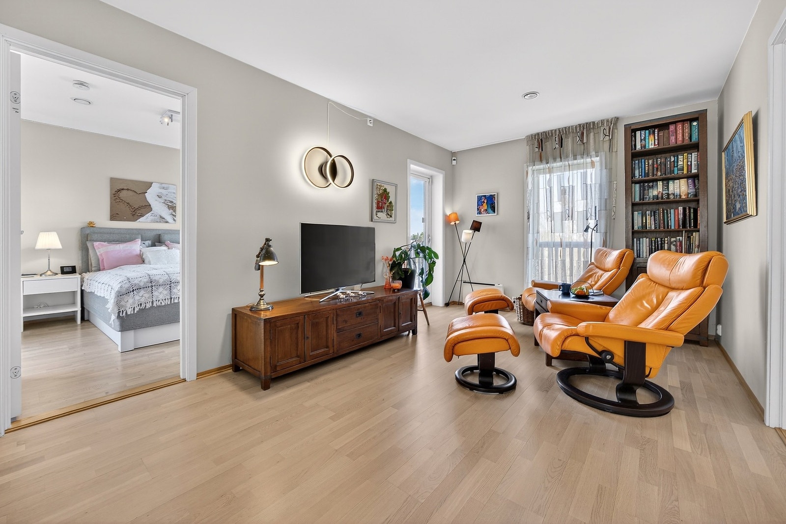 I boligens andre etasje finner man en koselig loftstue med plass til sittegruppe og tilhørende møblement. Galleribilde