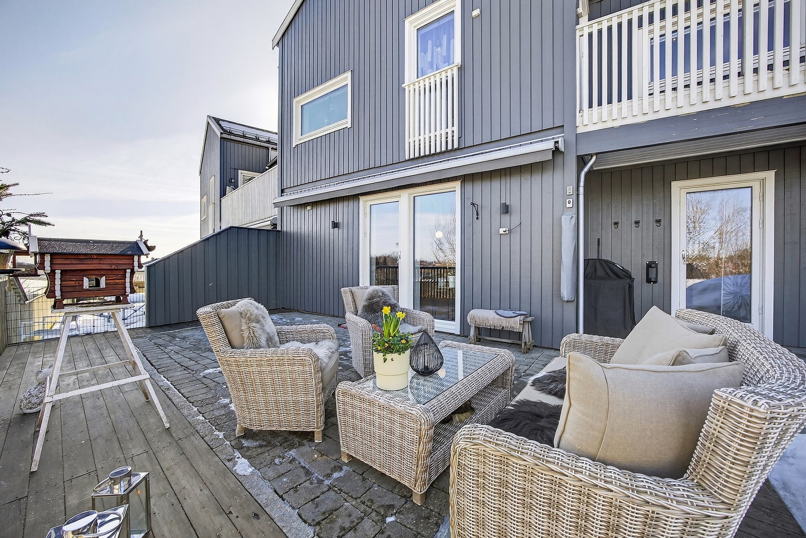 Fra stuen er det utgang til en nordvendt terrasse på hele 47 kvm. Det er montert markise. Galleribilde