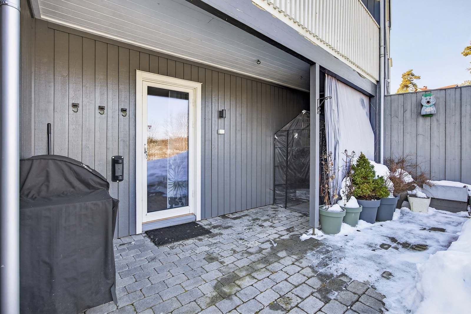 Uteplassen er belagt med belegningsstein og terrassebord. Galleribilde