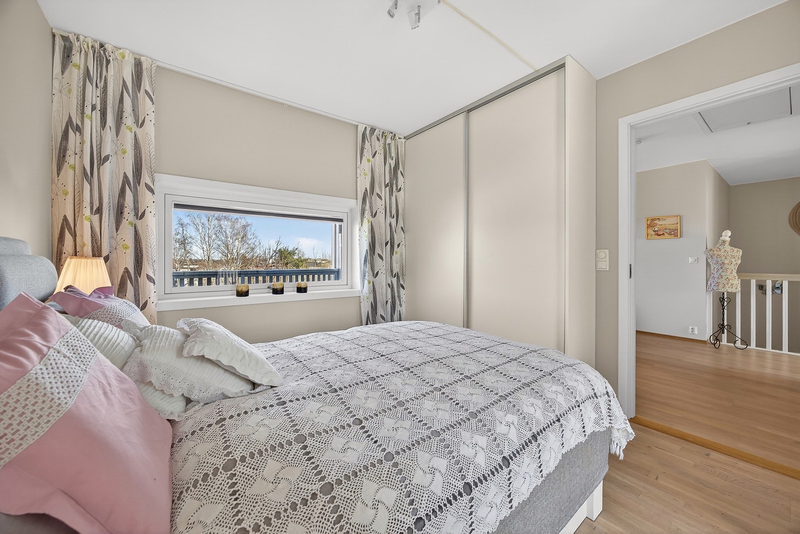 Hovedsoverommet har god plass til dobbeltseng og tilhørende garderobeløsning. Galleribilde