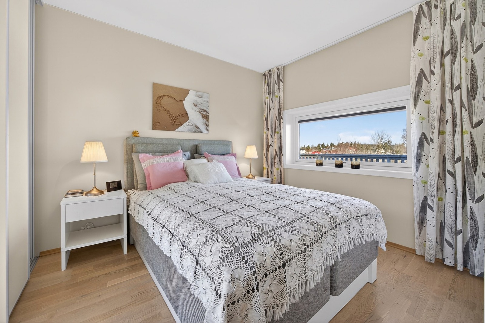 3 av boligens 4 soverom ligger i 2. etasje. Galleribilde