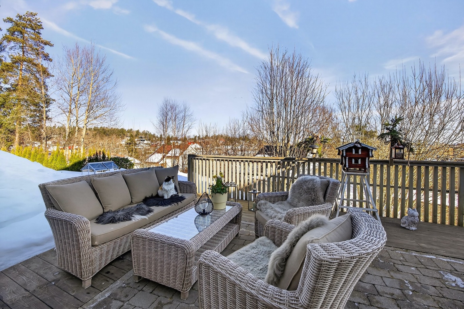 Her er det god plass til sittegrupper og grill etter eget ønske. Fin opparbeidet hage med enerett til bruk for seksjonseieren. Galleribilde