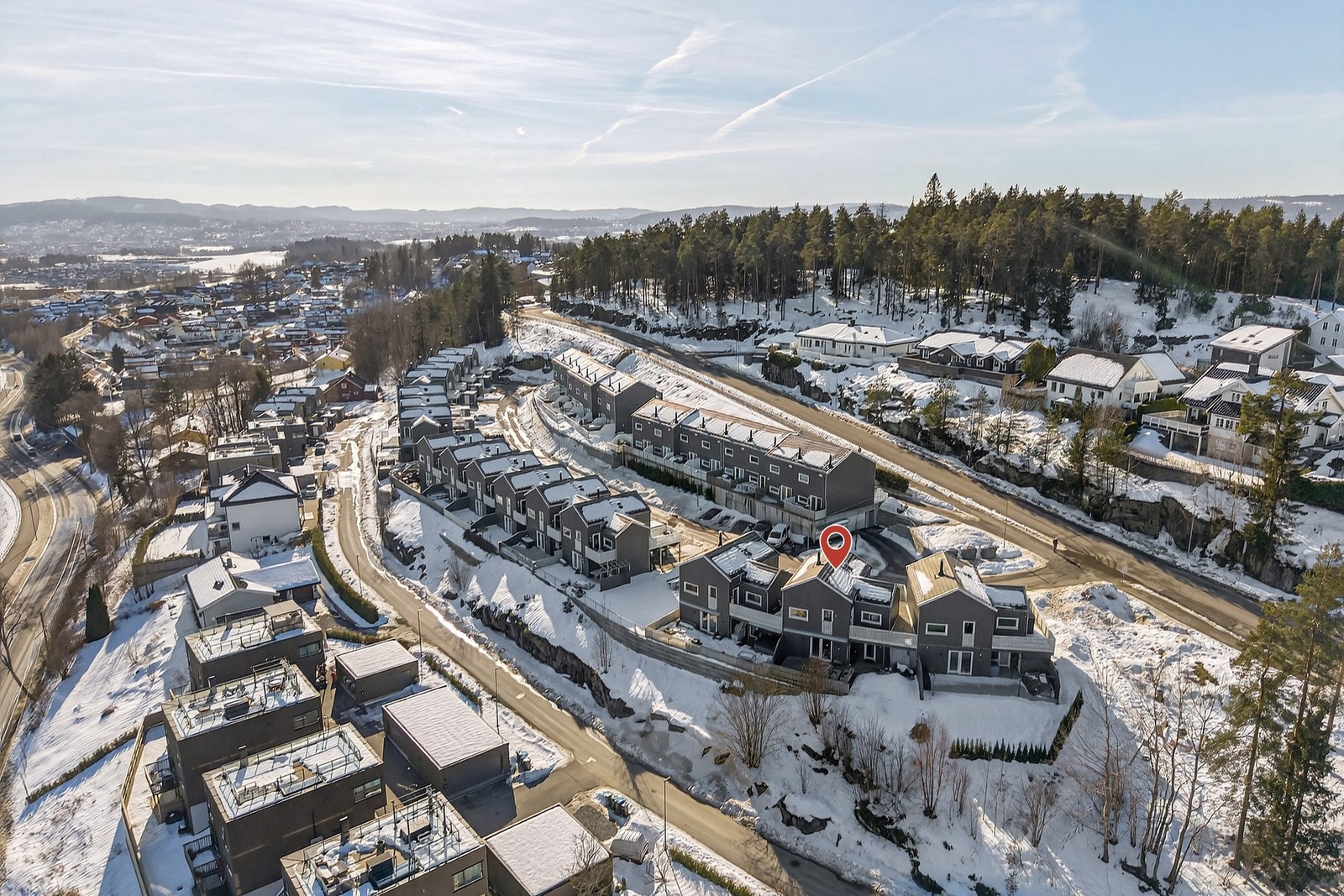 Området består hovedsakelig av småhusbebyggelse, rekkehus og eneboliger, og er kjent for rolige omgivelser med lite gjennomgangstrafikk. Galleribilde