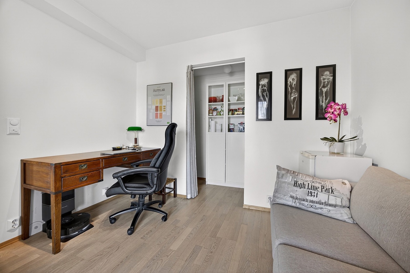 Boligen har totalt fire romslige soverom, praktisk fordelt mellom etasjene. Galleribilde