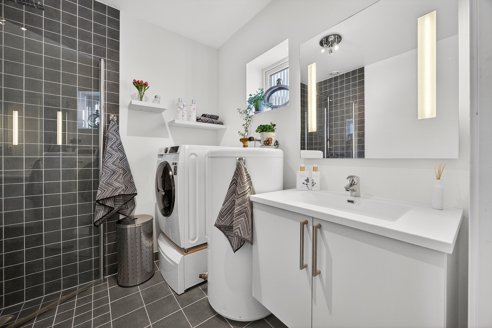 Innredningen består av vegghengt servantskap med tilhørende speil med integrert belysning. Galleribilde