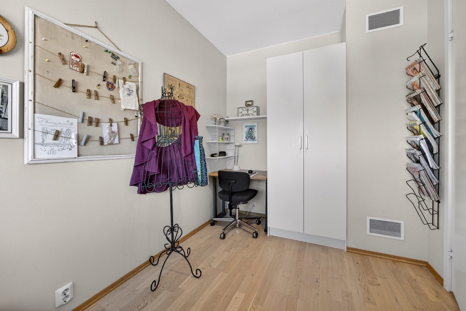 Det er lagt trestavs parkett på gulv og malte veggflater. Galleribilde