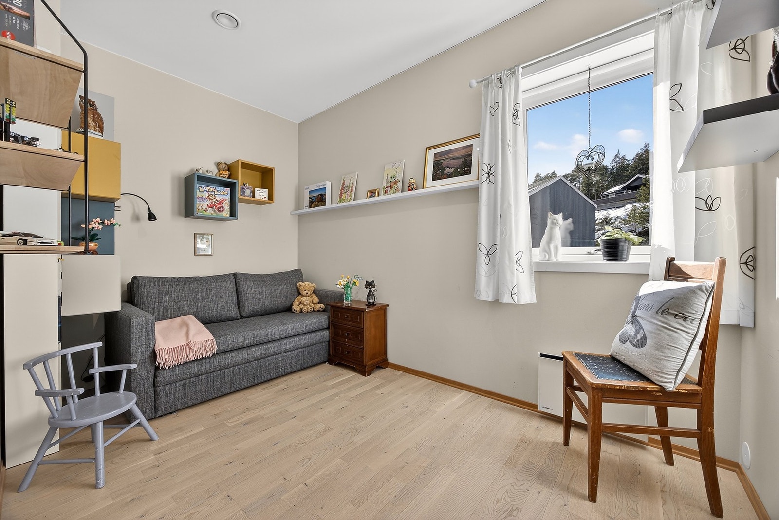 Det er gode oppbevaringsmuligheter via garderobeløsninger i soverommene. Galleribilde