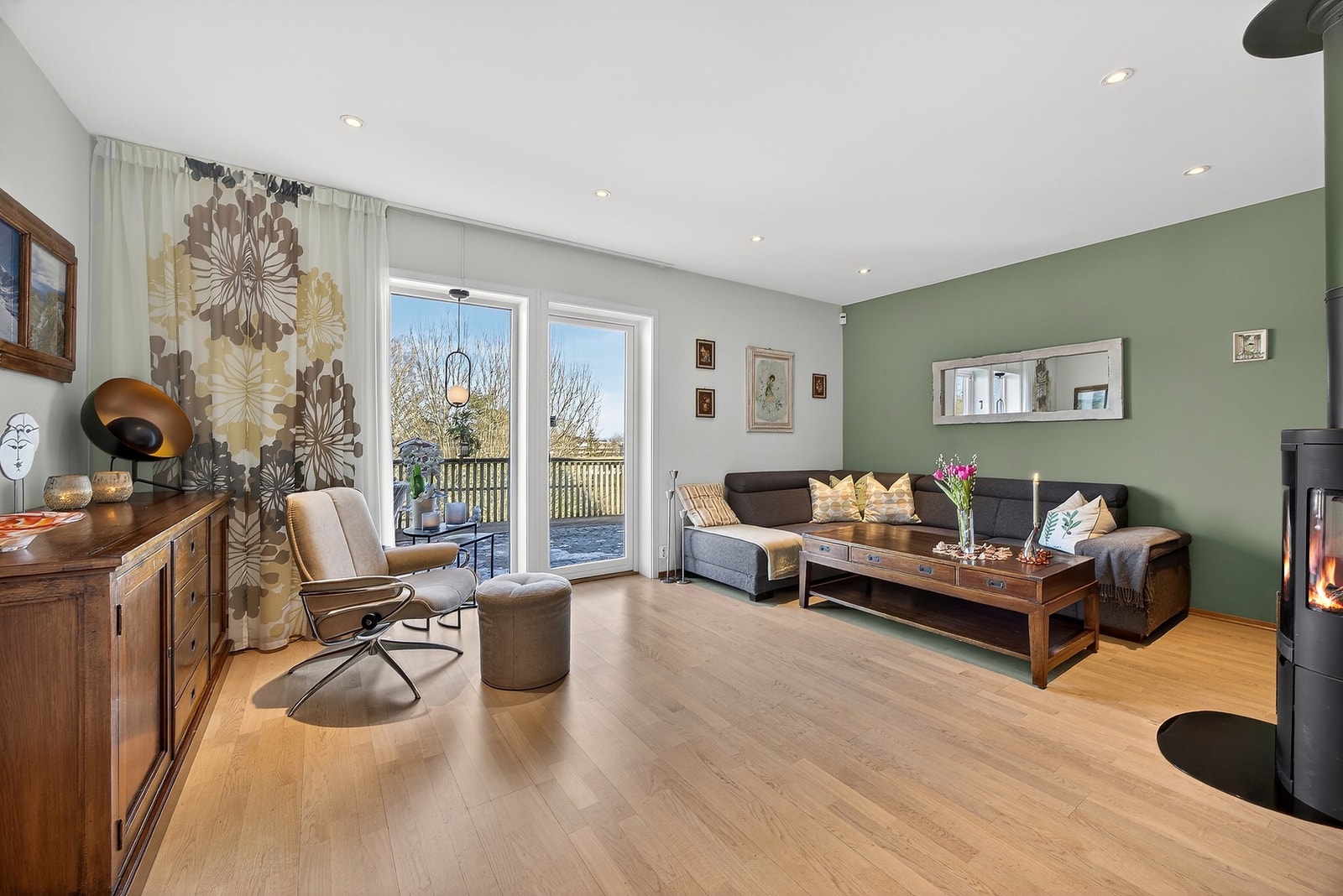 I stuen er det god plass til sofagruppe med tilhørende møblement. Galleribilde