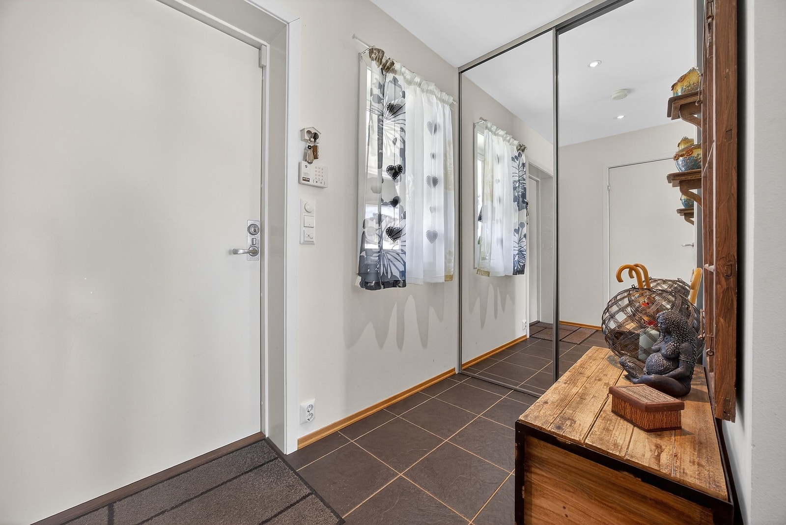 Romslig og praktisk entré med god plass til oppbevaring av yttertøy og sko i skyvedørsgarderobe. Galleribilde