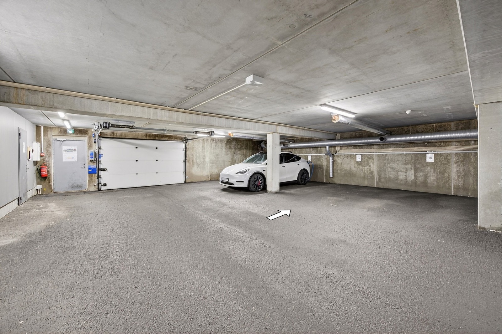 I tillegg disponerer boligen èn parkeringsplass i felles garasjekjeller (nr. 18). Galleribilde
